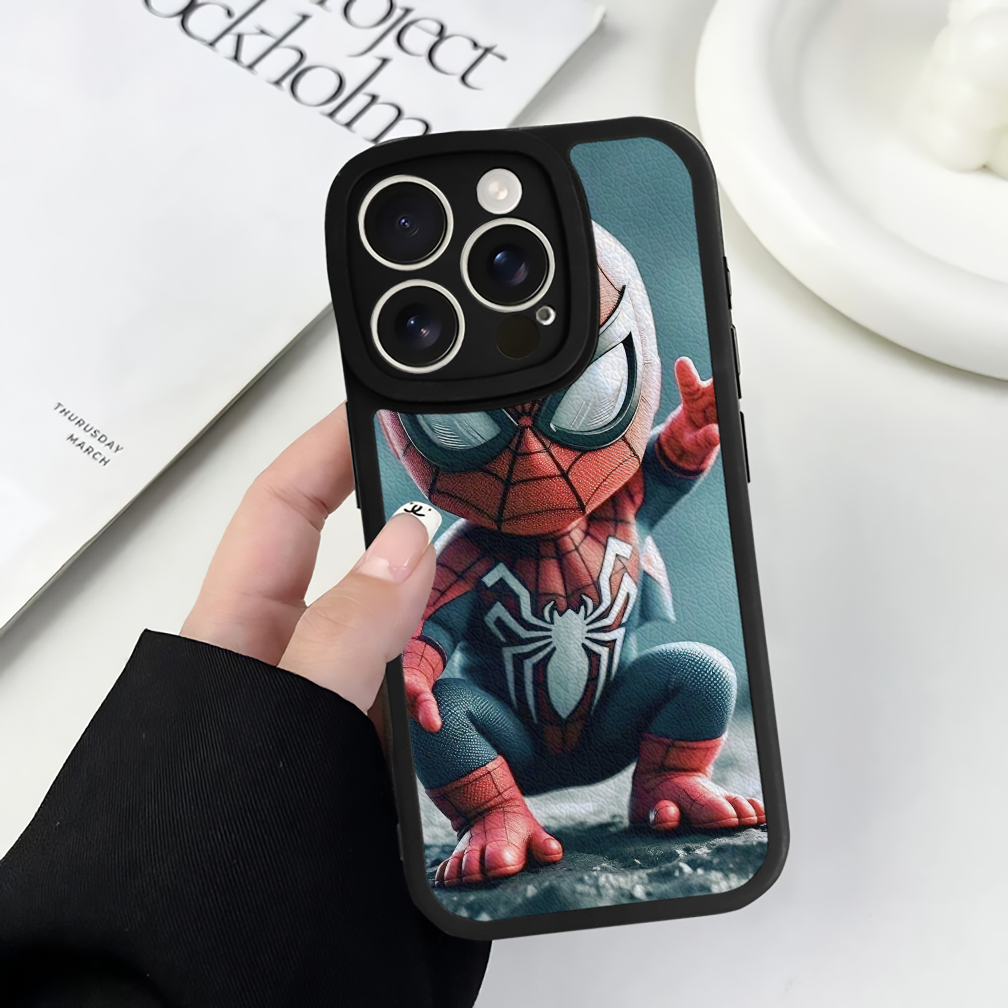 （画像用） Spider Man スパイダーマン 【iPhone 16シリーズ対応】シリコンスマホケース（レザー調） 材質：シリコン